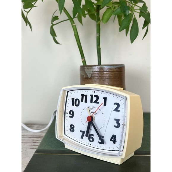 Vintage Equity 33100 Electric Analog Alarm Clock with White Case / Working - Picture 3 of 9